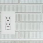 Yeni Backsplash'ınız İçin Çıkışların Etrafını Başarılı Bir Şekilde Döşeme