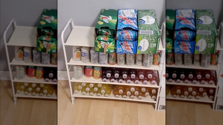 Ayakkabı rafında konserve ve şişelenmiş içecekler