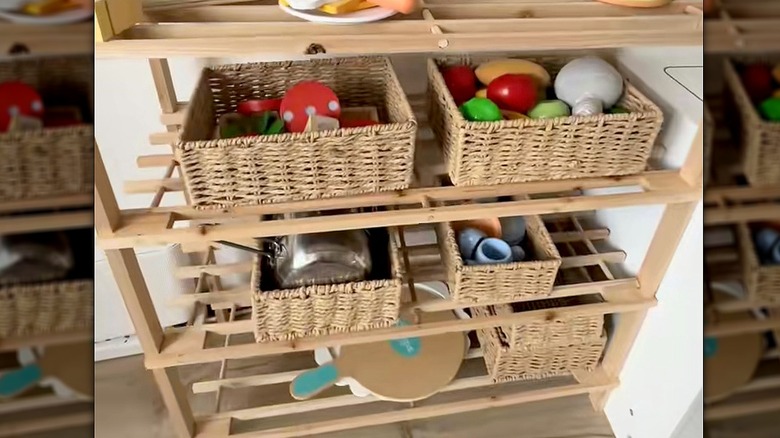 Ayakkabı rafındaki aletler ve bardaklarla dolu hasır sepetler.