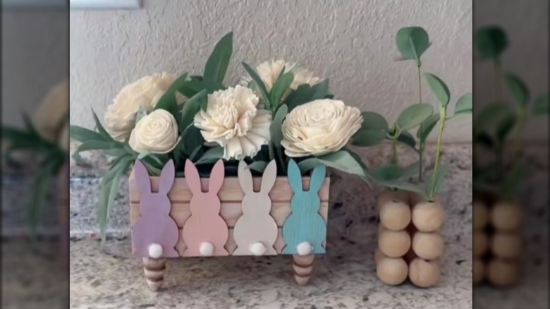 ressam tavşanlarının yer aldığı yaylı kap