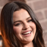 Selena Gomez'in Vintage Görünümlü Avizesine Takıntılıyız