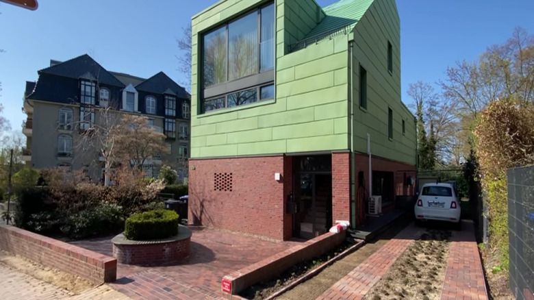 Bir evin yan tarafındaki tuğla şerit araba yolu