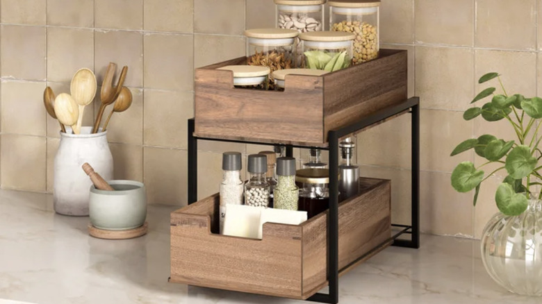 Costco Acacia Ahşap Katmanlı Çöp Kutusu Organizatörü bir mutfakta