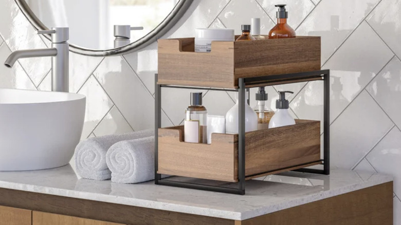 Costco Acacia Ahşap Katmanlı Çöp Kutusu Düzenleyicisi banyo tezgahında