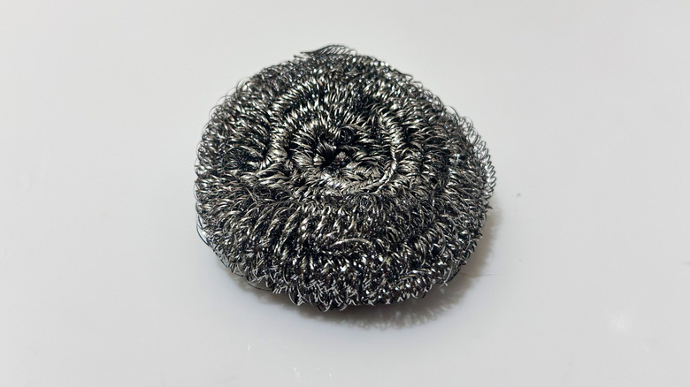 Tezgahın üzerinde duran paslanmaz çelik yıkayıcı