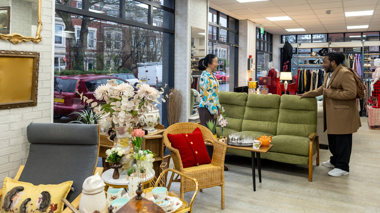 Envanter arasında rattan veya hasır sandalye bulunan bir mağazada bir kişi tasarruf yapıyor