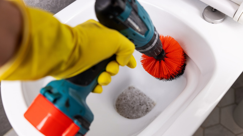 Matkaptaki döner fırça aparatıyla tuvaleti temizleme