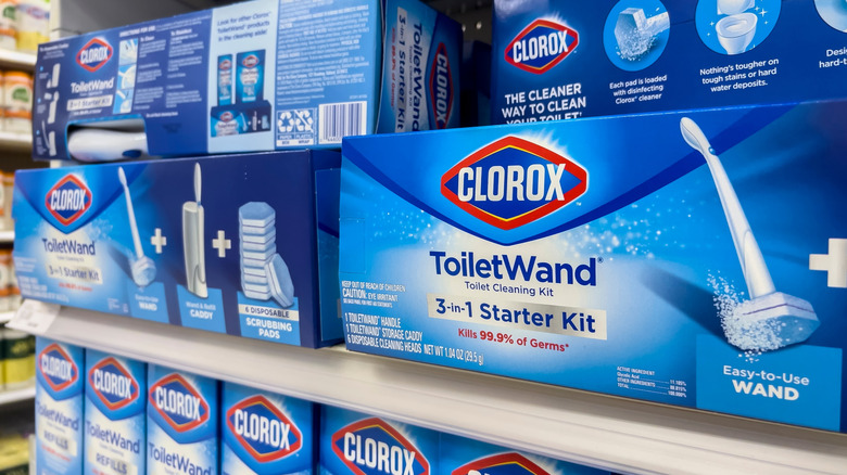 Bir mağaza rafında Clorox tuvalet çubukları