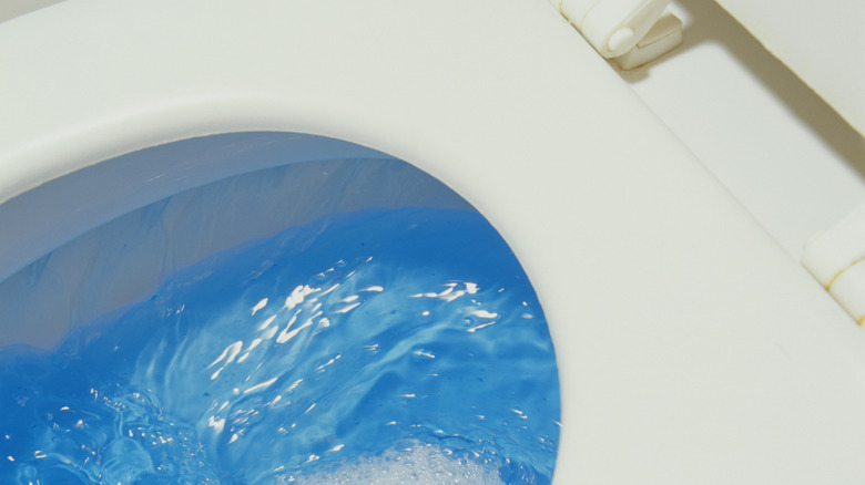 Temiz suyla yıkanan, kendi kendini temizleyen bir tuvalet