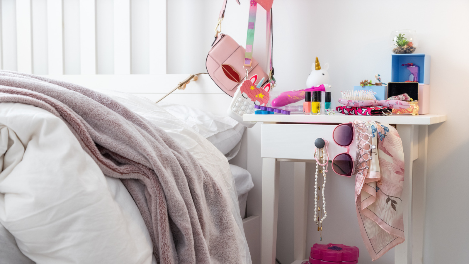 Komodinleri Düzenli Tutan Çok Yönlü Dolar Ağacı Bulucu