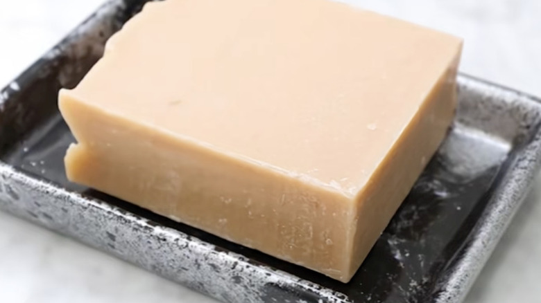 İçinde doğal sabun bulunan mermer görünümlü sabunluk.