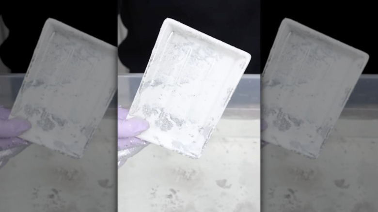 Sabunluğu suya batıran kişi