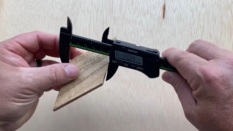 Ölçüm almak için Pittsburgh dijital kumpas kullanan kişi