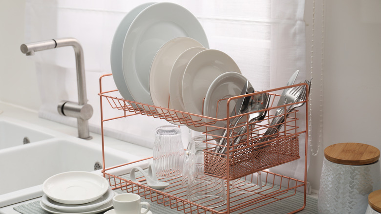 Kurutma rafındaki bulaşıklar havayla kurutulur