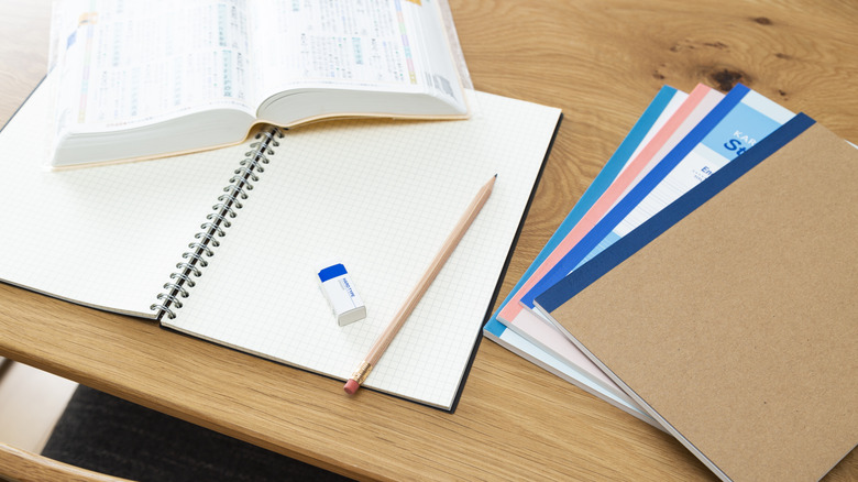 Kağıtlar ve ödevler masada