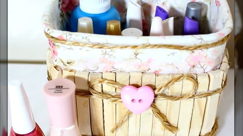 Sicim, ahşap detaylar ve kumaşla süslenmiş, yeniden tasarlanmış plastik bir küvet artık bir saklama kabıdır.