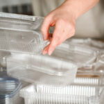 Daha Düzenli Bir Banyo İçin Boş Bir Plastik Kabı Şirin Depolama Alanına Dönüştürün