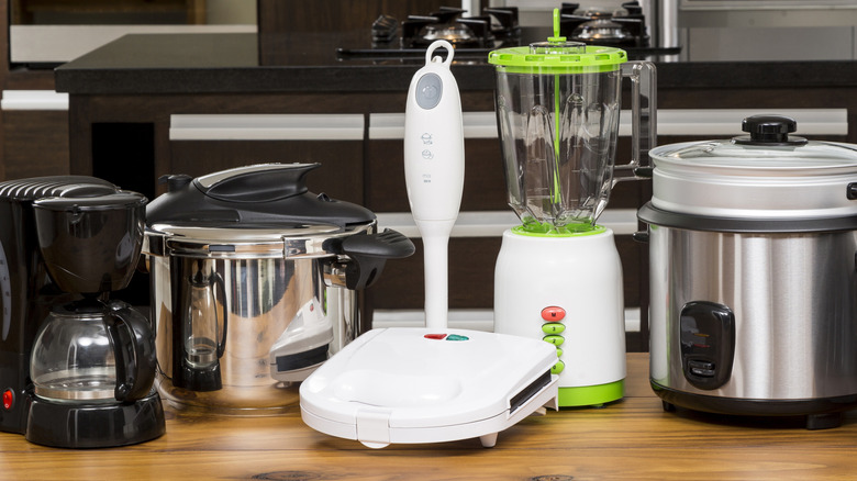 Tezgahın üzerinde küçük mutfak aletleri