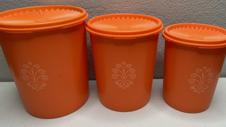 1980'lerden kalma vintage Tupperware teneke kutu seti, turuncu