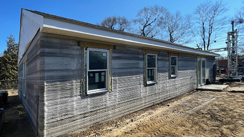 Devam eden 3 boyutlu baskılı evin yandan görünümü