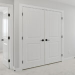 Bu Kolay Kendin Yap ile Kapılarınıza Çivi Çivilemeden Özel Bir Ters Kaplama Görünümü Verin