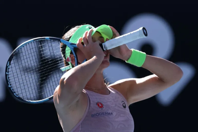 Türk Zeynep Sönmez, 18 Ocak 2026'da Melbourne'de düzenlenen Avustralya Açık tenis turnuvasının birinci gününde tek bayanlar maçında Rusya'dan Ekaterina Alexandrova'ya karşı galibiyetini kutluyor. (Fotoğraf: DAVID GRAY / AFP) / -- GÖRÜNTÜLER EDİTÖRDE KULLANIMLA SINIRLIDIR - KESİNLİKLE TİCARİ KULLANIM YOKTUR --
