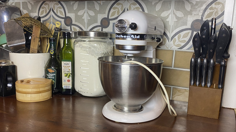 Tezgah çıkışını gizleyen tasarruflu bir bıçak bloğu