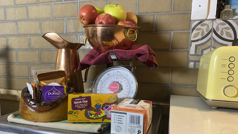 Eski bir fırın kabını saklayan bir terazi ve bir kase elma