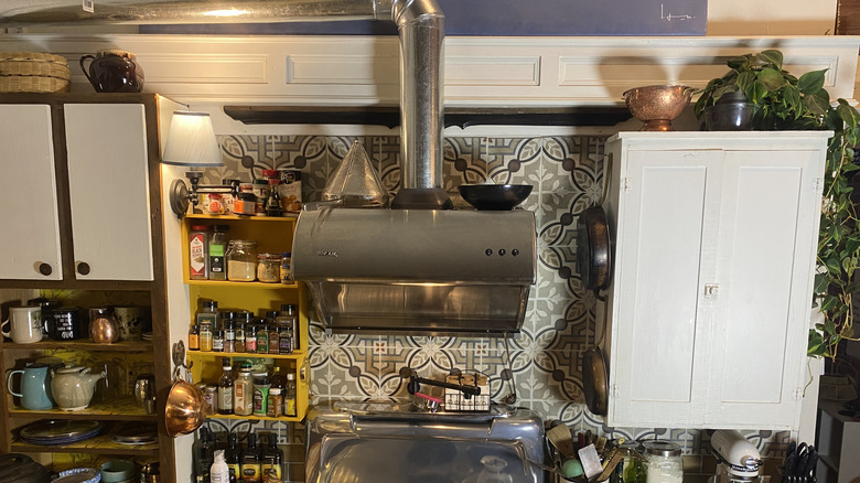 Duvarın yukarısına yerleştirilmiş bir prizi gizleyen beyaz bir korniş