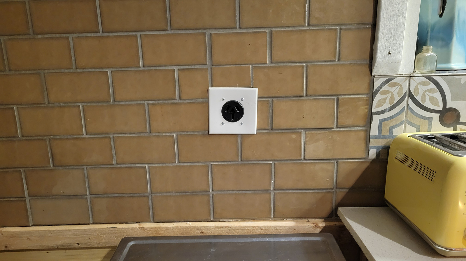 Çirkin Çıkışları Gizlemek İçin 3 Basit Tasarruflu Dekor Kurulumu