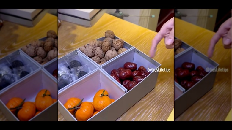 İçinde meyve olan bir ayakkabı kutusu