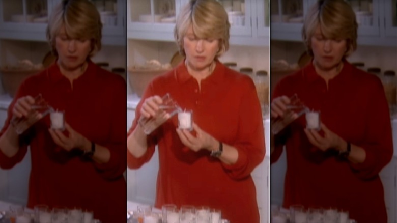 Martha Stewart, mumun yapışmasını önlemek için yanmayan bir adak mum kavanozuna su döküyor.