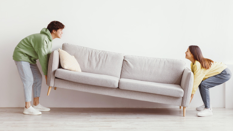 Çift kanepeyi hareket ettiriyor