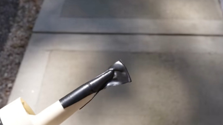 Bantla kaplı kalafat tüpünün ucu