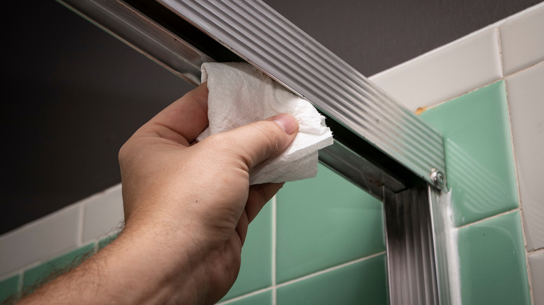 Sürgülü duş kapısı raylarını el mendili