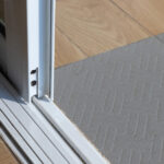 Sürgülü Cam Kapı Raylarında Birikme ve Kirlenme Nasıl Önlenir