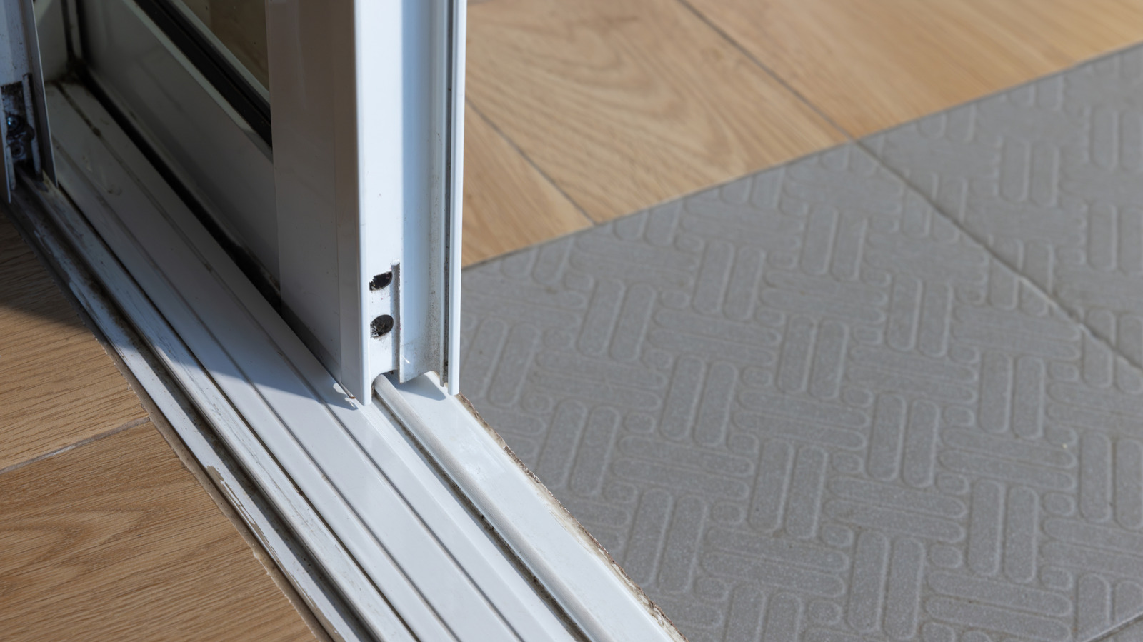 Sürgülü Cam Kapı Raylarında Birikme ve Kirlenme Nasıl Önlenir