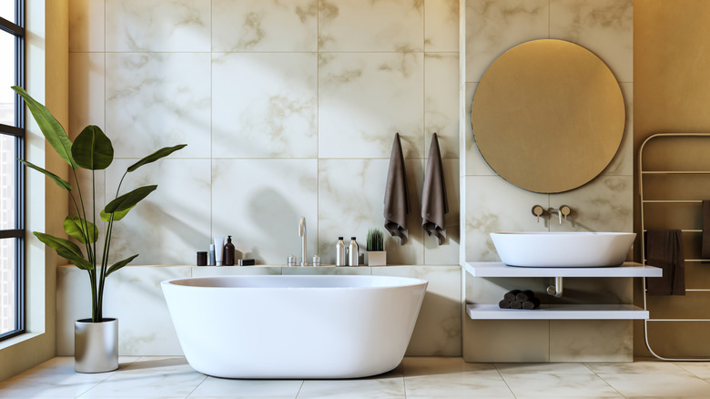 Beyaz mermer fayanslarla şık, zamansız banyo