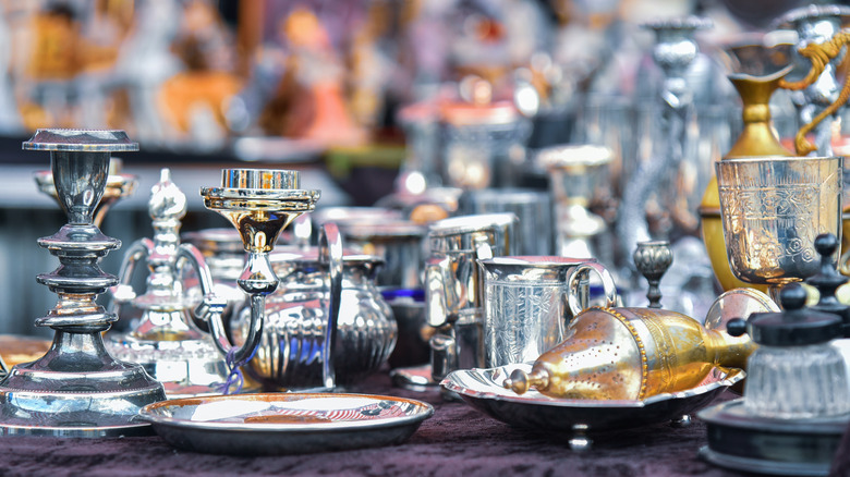 Bit pazarında gümüş eşya koleksiyonu