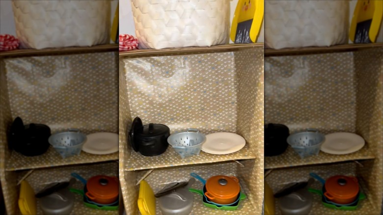 Çocuk oyun mutfağında kullanılmak üzere yeniden tasarlanmış karton kutulardan yapılmış depolama ünitesi.