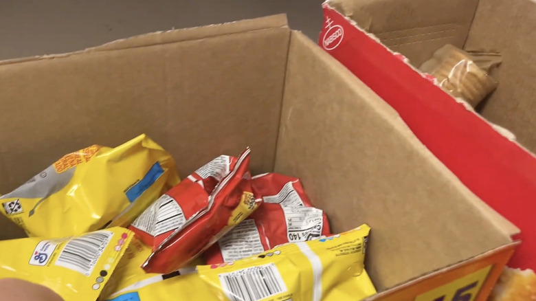 Kapakları çıkarılmış karton kutular ve içinde bireysel atıştırmalıklar.