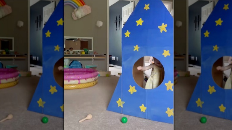 Eski bir Costco karton kutusu çocuk oyun alanına dönüştürüldü.