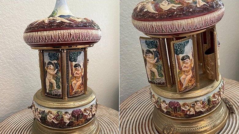 Solda kapalı bir sigara karuseli ve sağda kısmen açık bir cihaz.