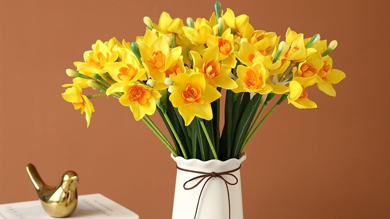 Beyaz vazoda sahte sarı nergisler