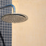 Bu Çarpıcı Duş Tasarımıyla Küçük Banyonuzda Yer Kazanın