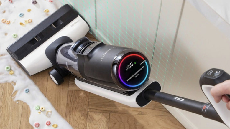 Tineco Islak/Kuru Mutfaktaki mısır gevreğini ve sütü elektrikli süpürgeyle temizliyor