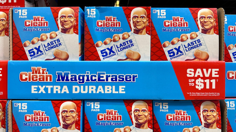 Mr. Clean Ekstra Dayanıklı Sihirli Silgi bir mağazanın rafında