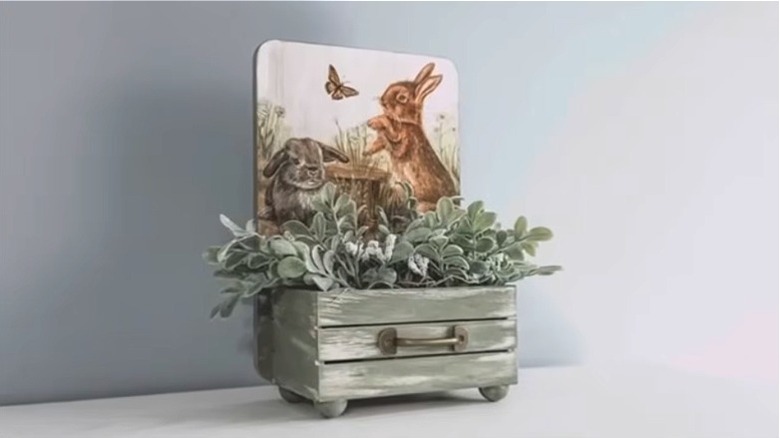 Yeşillik ve tavşan resim paneliyle el işi projesi mini saksıyı tamamladık.