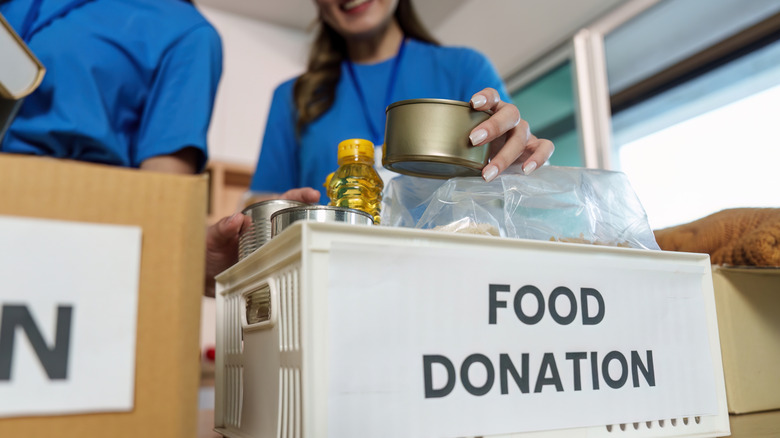 Etiketli kutusu olan kişi 