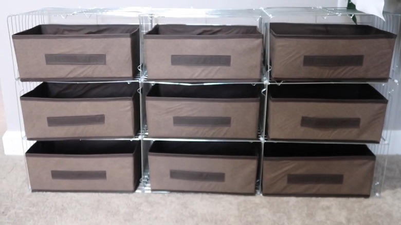 Fermuarlı soğutma raflarından yapılmış bir DIY depolama sistemi, dokuz kahverengi kumaş sepet barındırır.